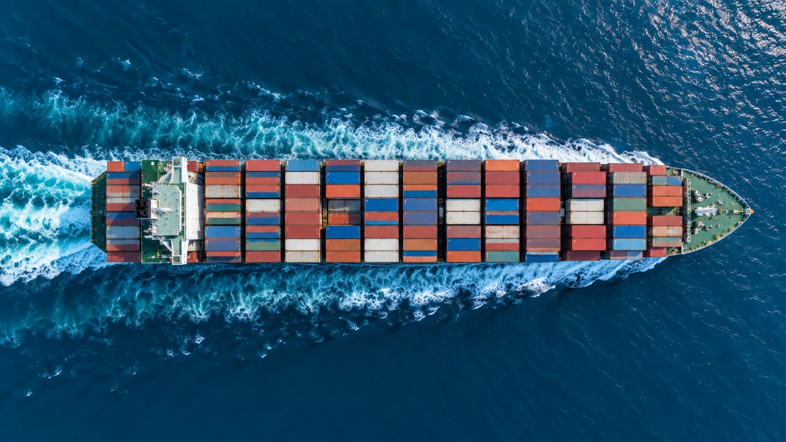 Navă portcontainer în mers, văzută de sus pe mare